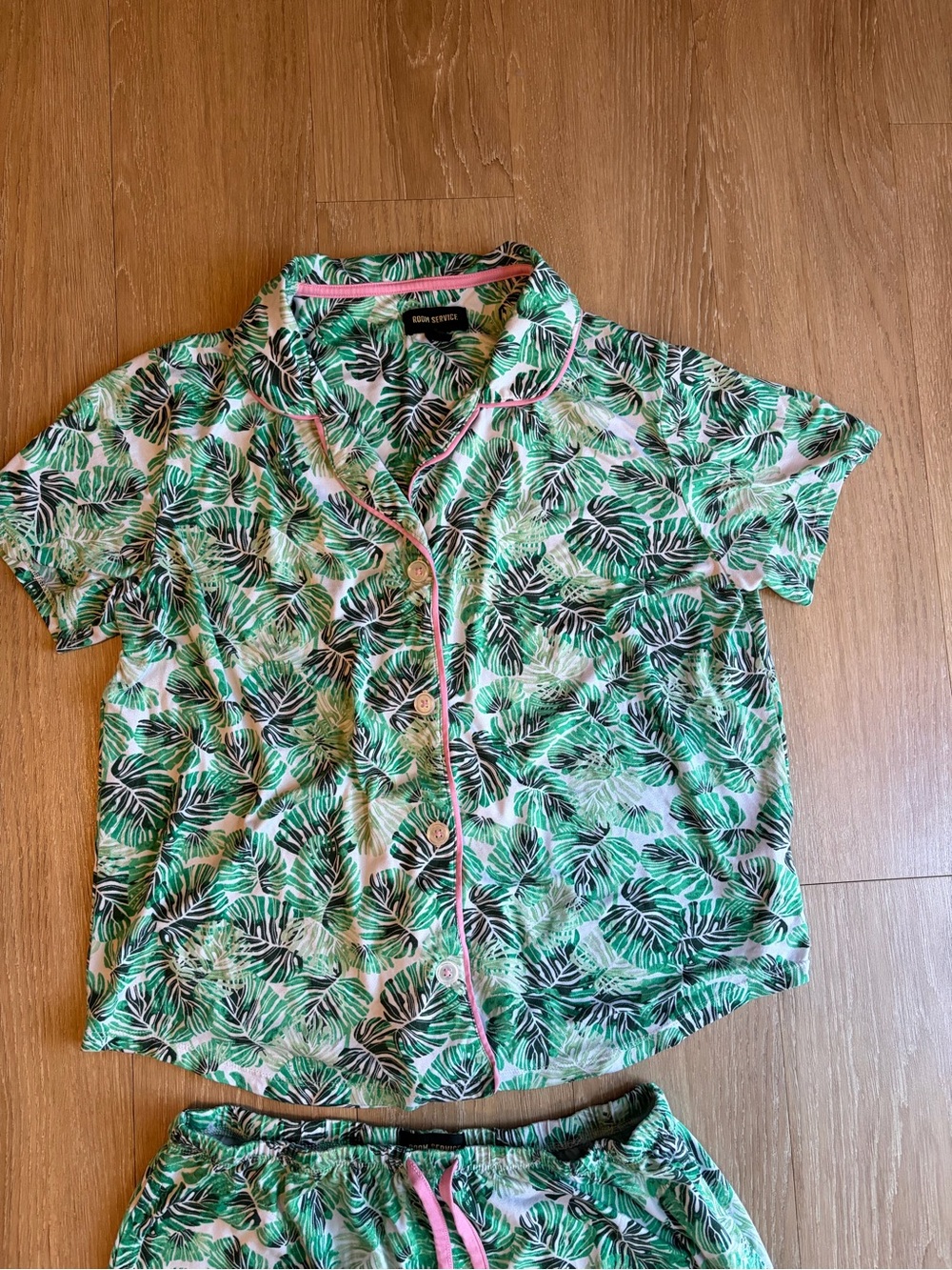 Tropical Green Leaf-Print Short-Sleeve & Capris Pajama Set - Picture 4 of 16